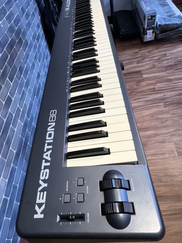 M-AUDIO KEYSTATION 88 MIDI KEYBOARD