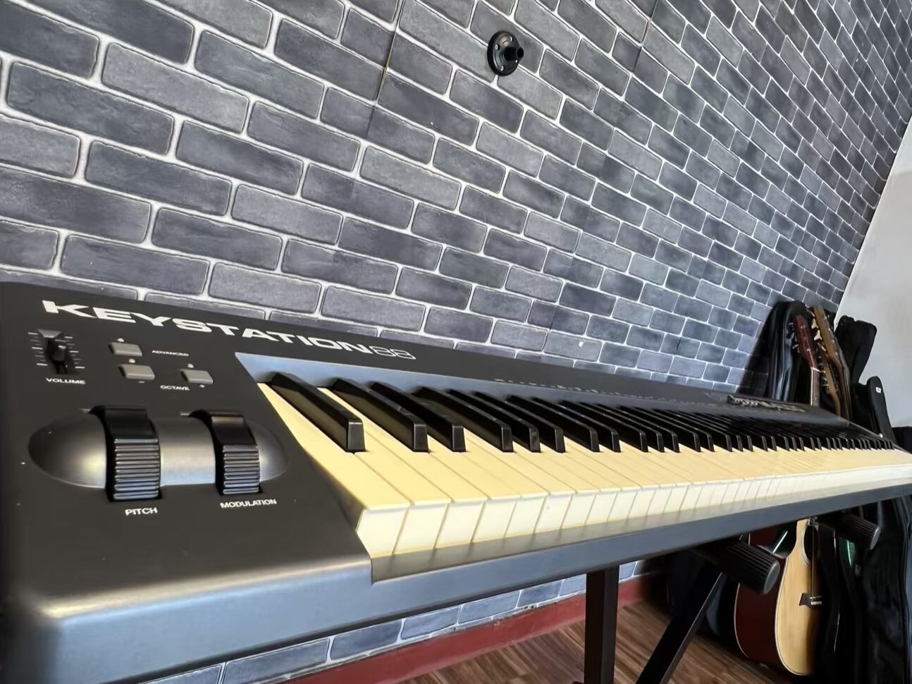 M-AUDIO KEYSTATION 88 MIDI KEYBOARD - Image 2