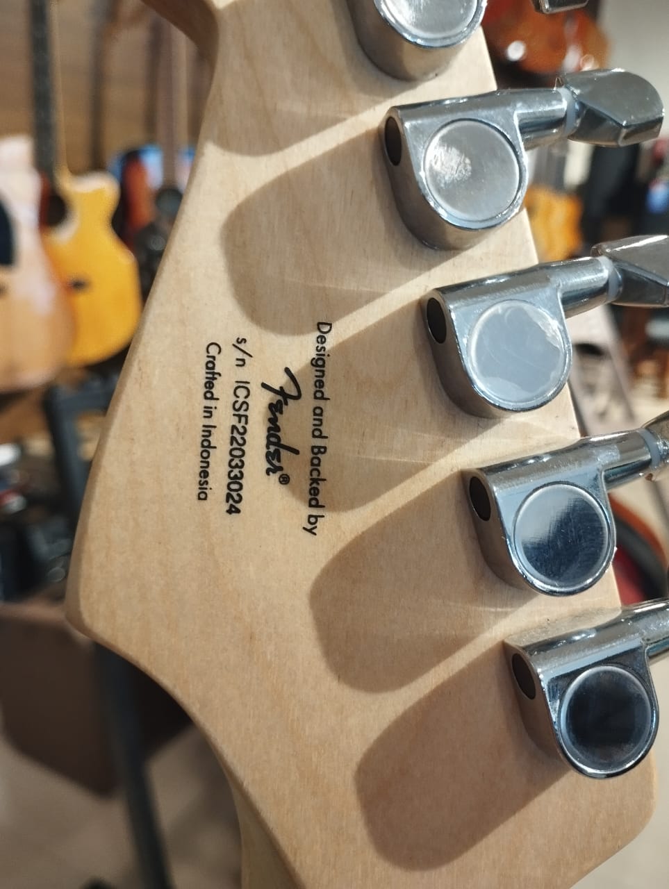 SQUIRE BY FENDER STRATOCASTER - Image 2