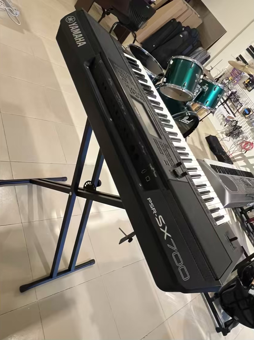YAMAHA PSR SX 700 Keyboard - Image 2