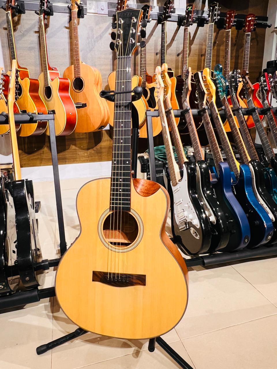 SQOE TRAVEL ELECTRIC ACOUSTIC GUITAR